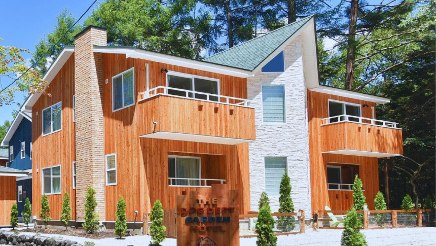 軽井沢の犬と泊まれる宿「DOG DEPT GARDEN HOTEL KARUIZAWA」の緑に囲まれた木造リゾート風の外観