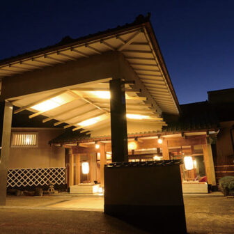 栃木県・鬼怒川にある愛犬と泊まれる温泉宿「鬼怒川絆」｜ライトアップされた「鬼怒川絆」の格式高いエントランス・外観（夜景）。愛犬と優雅な時間を過ごせる高級温泉宿の入り口