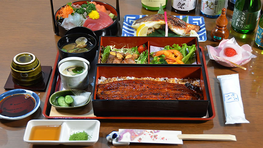 うな重や刺身、焼き魚などが並ぶ浜名湖ドッグリゾート ペロはまなこの和食夕食