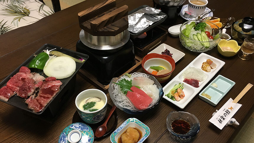 栃木県那須湯本にある、愛犬と泊まれる宿「伏楽の館 那須湯本店」の豪華な夕食会席。 地元の新鮮な食材を使った料理の数々が、お部屋の座卓に並びます。