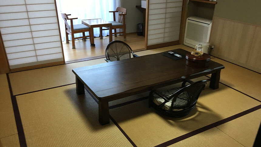 栃木県那須湯本にある、愛犬と泊まれる宿「伏楽の館 那須湯本店」の落ち着いた雰囲気の和室。 畳の香りを感じながら、愛犬と一緒にリラックスした時間を過ごせます。