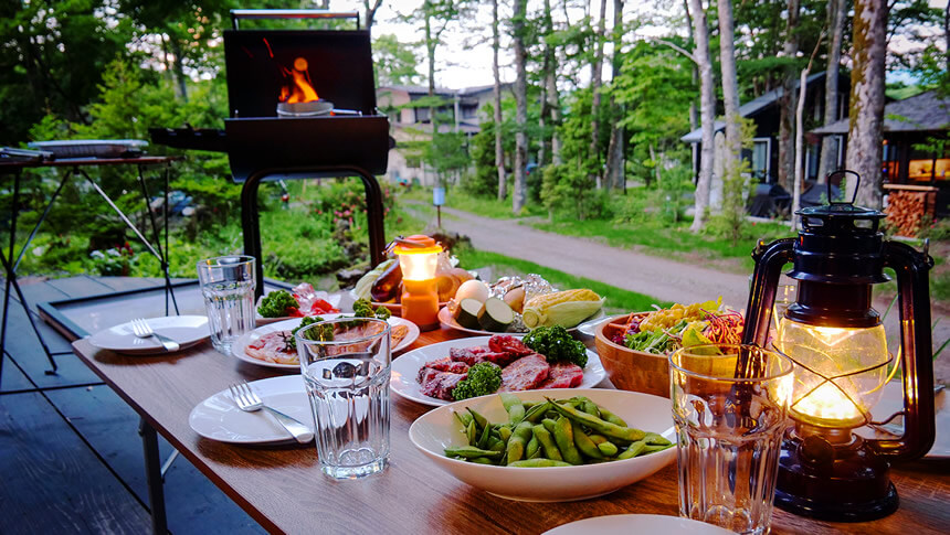 フォレストヴィラ山中湖の屋外テラスに並んだバーベキュー料理