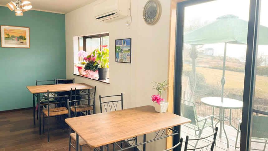 テラスに面したGREENHOUSE 淡路ガーデンの明るいカフェダイニング