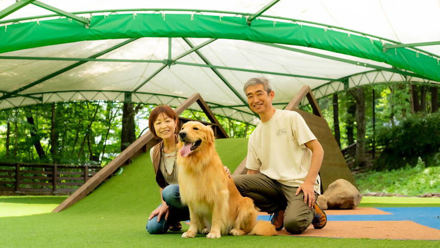 栃木県・那須高原の愛犬と泊まれる宿「ホテルフォレストヒルズ那須」の全天候型ドッグラン|屋根付きエリアでゴールデンレトリバーと過ごすシニア夫婦