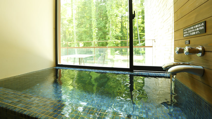 レジーナリゾート富士 Suites & Spaの客室温泉・森を望む浴室