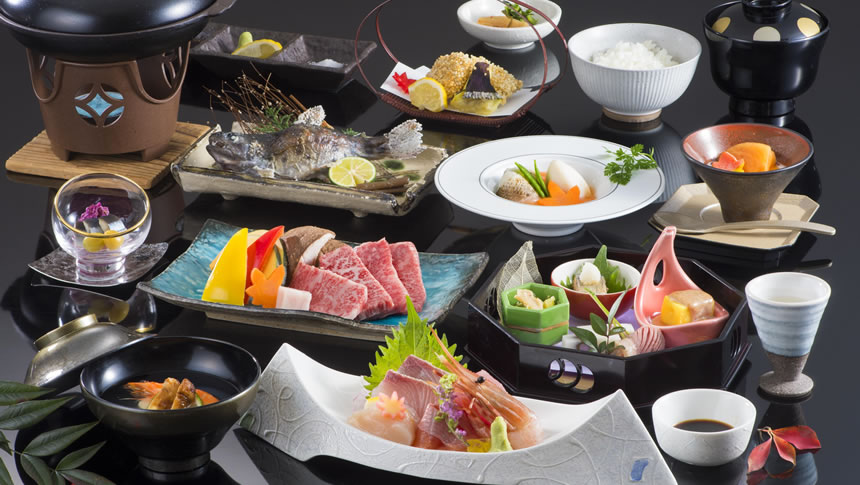 わんわんパラダイス 松阪で味わえる豪華な和食会席料理。松阪牛の焼き物や新鮮なお刺身。