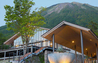 鳥取県・大山の愛犬と泊まれる宿「Hotel＆Resort 狗賓大山」大山を背景にした宿外観