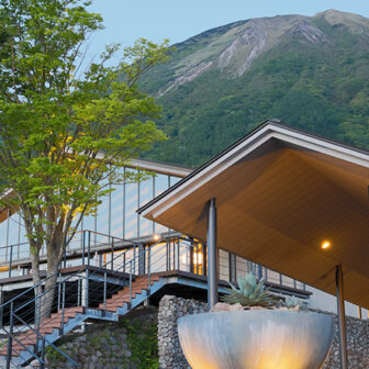 鳥取県・大山の愛犬と泊まれる宿「Hotel＆Resort 狗賓大山」大山を背景にした宿外観