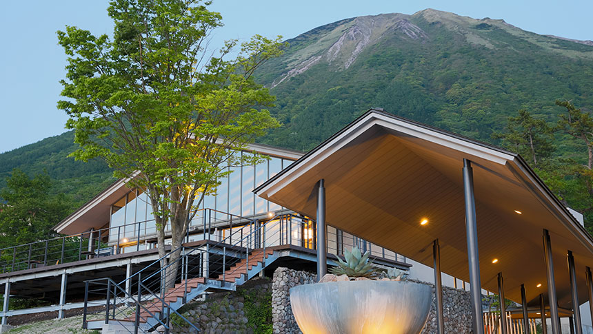 鳥取県・大山の愛犬と泊まれる宿「Hotel&Resort 狗賓大山」大山を背景にした宿外観