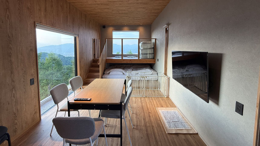長野県・諏訪の愛犬と泊まれる宿「INU邸 SKY TERRACE SUWA」大きな窓から絶景が広がるINU邸 SKY TERRACE SUWAの客室リビングとダイニングスペース