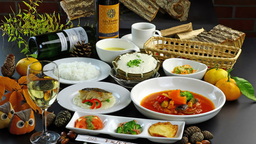 魚料理や野菜を使った料理、前菜が並ぶペンションシェルティの夕食