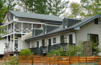 木々に囲まれたペンションモーニングミストの外観