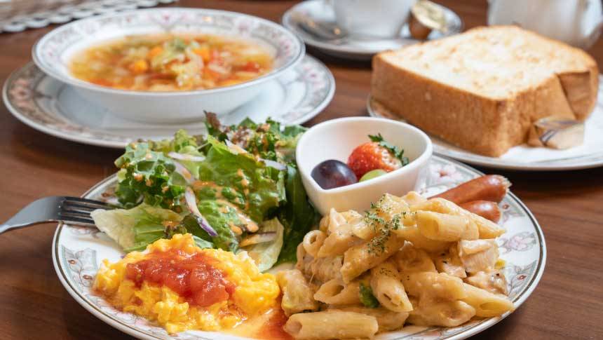 あにまる御殿の朝食プレート。スクランブルエッグやパスタ、サラダなど彩り豊かな洋朝食