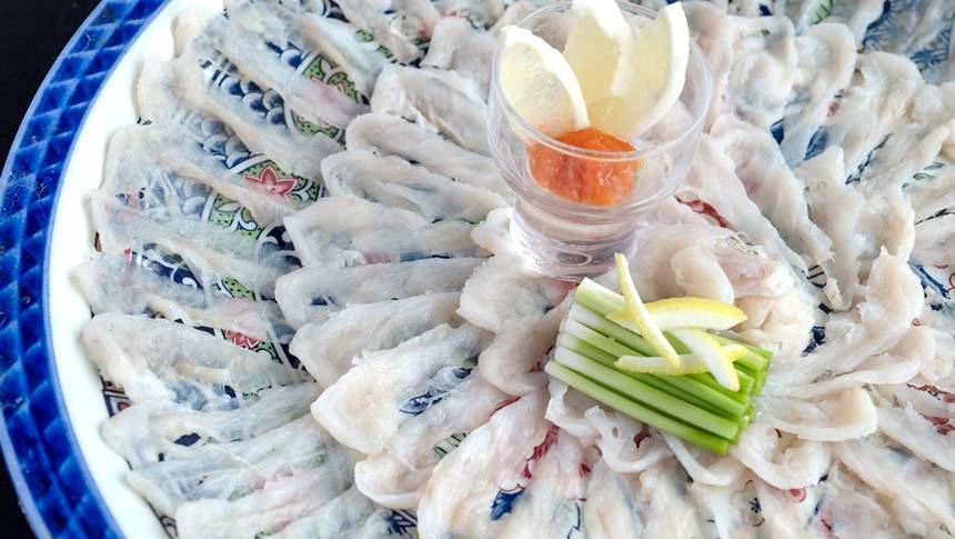 箱根強羅グアムドッグ本店の会席料理で提供される美しく盛り付けたふぐ刺し