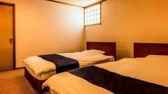 愛犬と一緒に過ごすシンプルで快適な洋室ツイン｜大江戸温泉物語わんわんリゾート粟津