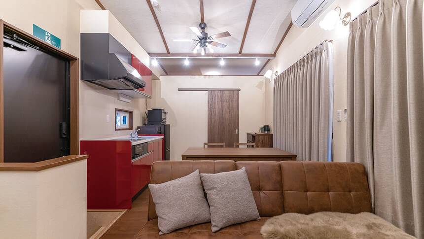 落ち着いた色合いのSolana鴨川のリビングとダイニング。愛犬と快適に過ごせる客室