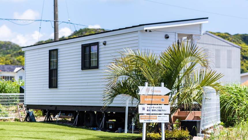 南国ムード漂うSolana鴨川の敷地と案内看板。愛犬と泊まれるトレーラーハウス宿