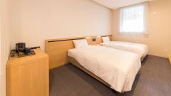 木目が優しい雰囲気のツインルーム｜ホテルイルヴェルデ京都でペットとゆったりステイ