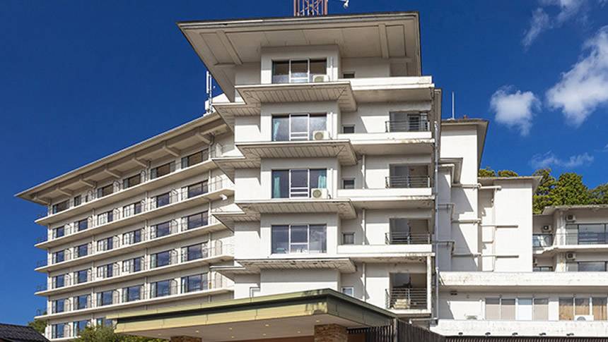 青空に映えるわんわんリゾート粟津の外観｜石川県のペットと泊まれる温泉宿