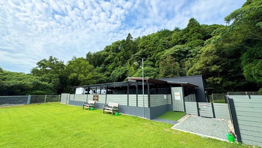 木々に囲まれた広いドッグプールとドッグラン、愛犬が安心して遊べる環境｜犬と泊まれる兵庫県淡路島の宿｜広大な天然芝のドッグランとプールが魅力！｜ガーデンリゾート淡路島