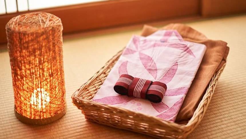 和室の客室に用意された女性用のかわいい浴衣セット｜わんわんリゾート粟津