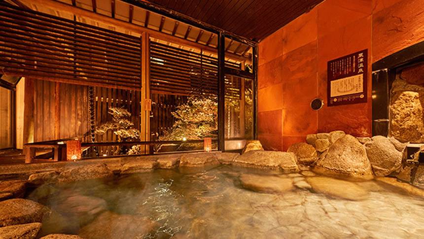風情ある岩造りの天然温泉大浴場｜石川県のわんわんリゾート粟津