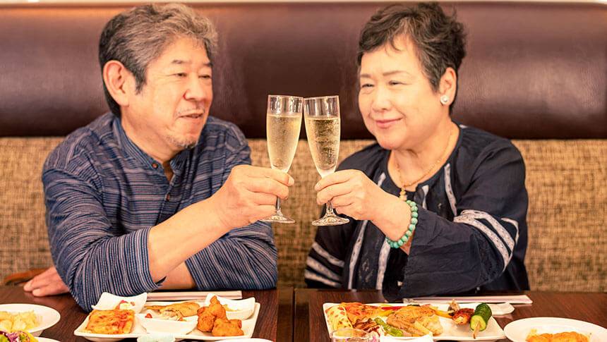 栃木県・那須の愛犬と泊まれるホテル「ホテルエピナール那須」レストランでグラスを合わせて乾杯するシニア夫婦