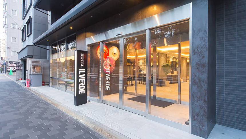 ホテルイルヴェルデ京都のエントランス｜ペットと泊まれる京都・河原町通沿いの宿