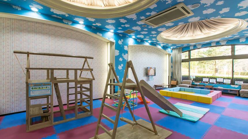 自然光が差し込む明るく広々としたキッズルーム｜栃木・亀の井ホテル喜連川で家族旅行