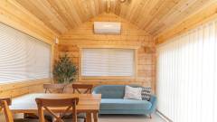 Solana鴨川の木目調リビングルーム｜ペットと泊まれる千葉・鴨川の宿