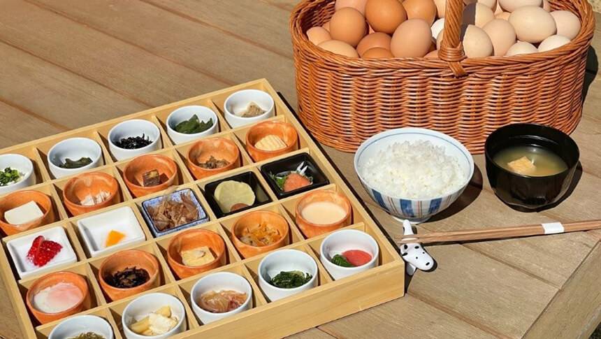 かごいっぱいの卵と和朝食、色とりどりの小鉢に盛られた料理とご飯・味噌汁の健康的な食事｜犬と泊まれる兵庫県淡路島の宿｜広大な天然芝のドッグランとプールが魅力！｜ガーデンリゾート淡路島