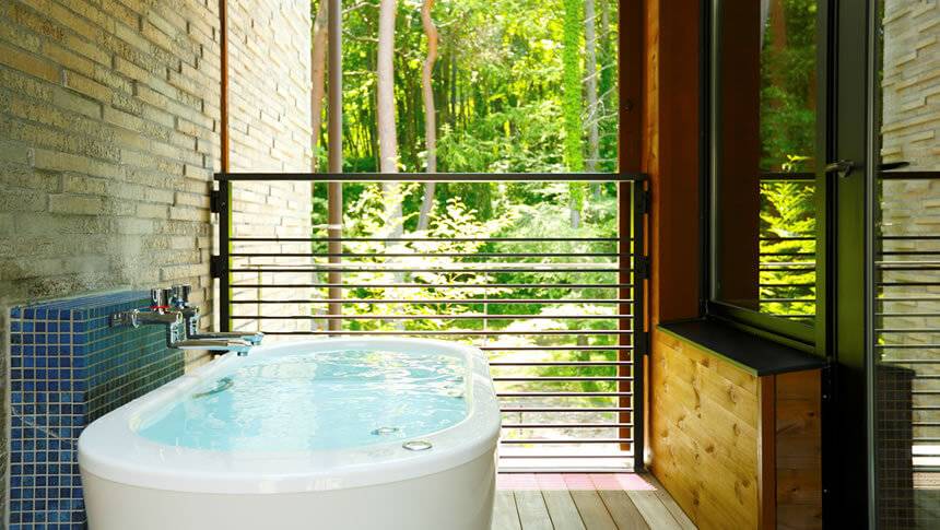 レジーナリゾート富士 Suites & Spaの緑豊かな森を望む客室温泉