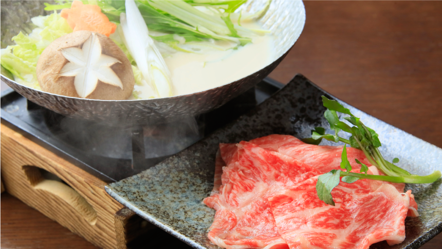 霜降りの和牛と新鮮野菜を使ったしゃぶしゃぶ料理。熱々の鍋から立ちのぼる湯気に食欲をそそられる。｜犬と泊まれる北海道の宿｜源泉至近の温泉が自慢｜ゆとりろ洞爺湖