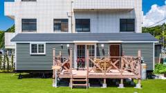 Solana鴨川の外観とウッドデッキ｜愛犬と泊まる千葉・鴨川のトレーラーハウス宿