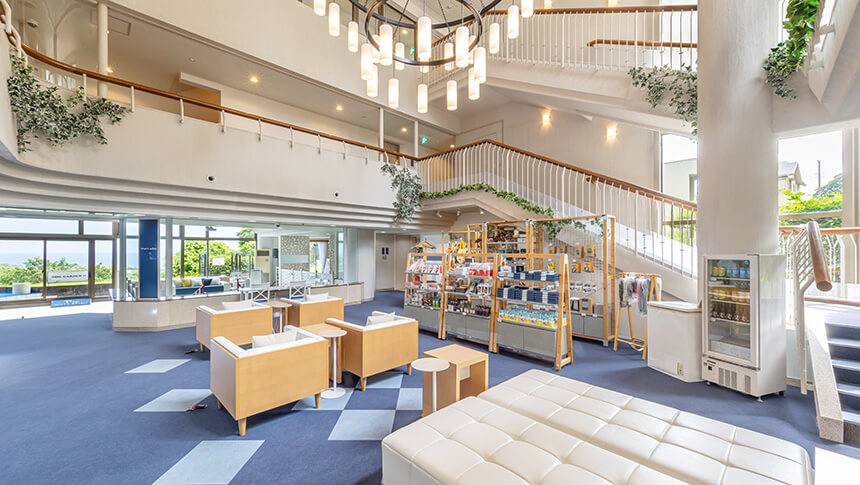 高い天井と大きなシャンデリアが印象的な開放感あふれるロビー。愛犬と一緒にチェックインでき、ペットグッズも揃う売店が併設されており、旅行中も安心。到着した瞬間から特別な時間が始まります。｜わんわんパラダイス プレミア 伊豆高原　旧：Wan's Resort　城ヶ崎海岸