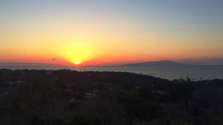 レジーナリゾート伊豆無鄰から望む、オレンジ色に染まる夕焼け空と静かな相模湾の絶景。