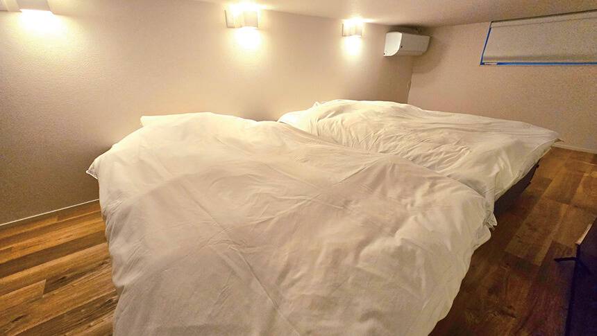 南あわじのペットと泊まれる宿TIZ RESERVE EJIRIのシンプルで快適なベッドルーム