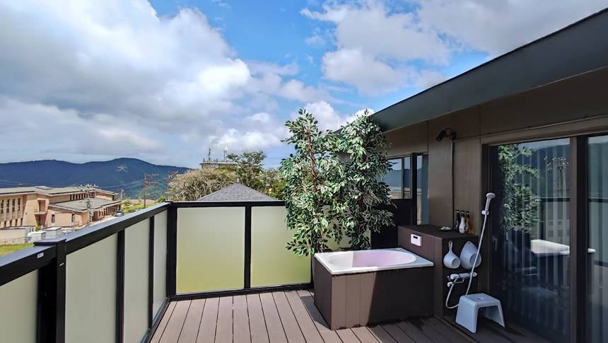 箱根強羅グアムドッグ本店の箱根の山々を望む客室専用露天風呂