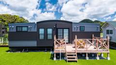 Solana鴨川 OLIVO棟の外観と専用デッキ｜愛犬と泊まれる千葉・鴨川の宿