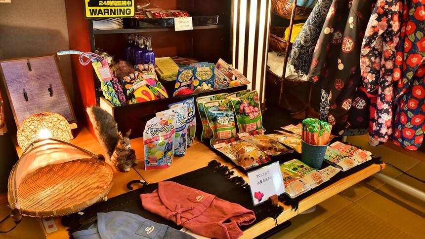 お宿本屋敷の館内売店で購入できる犬用おやつやグッズコーナー
