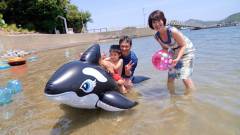 1300-slider07-mie-toba-grandhotel-playing-at-the-beach