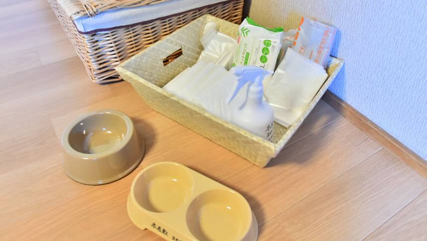 お宿本屋敷の客室に用意されたペット用アメニティセットと食器類