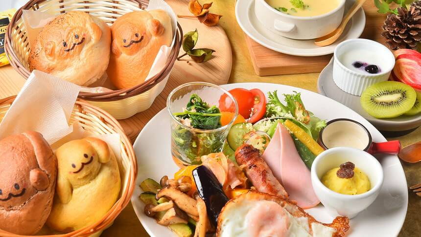 お宿本屋敷の人用朝食メニューと犬型パンのかわいいモーニングプレート