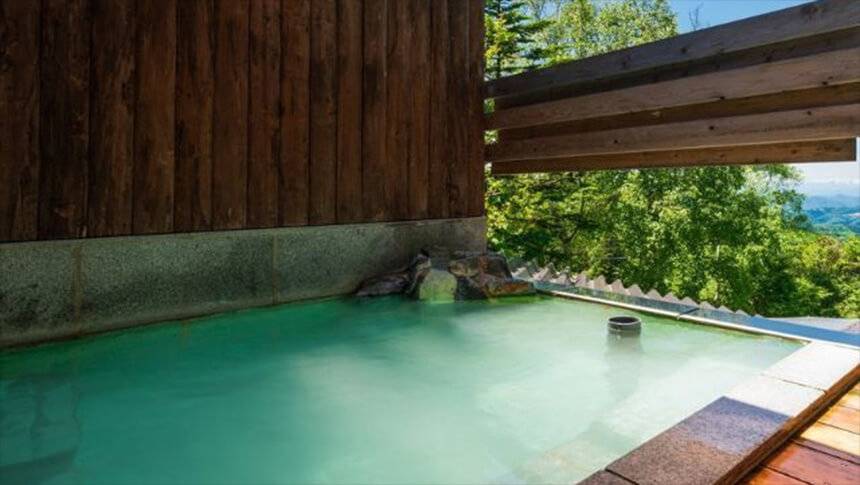 山形県・蔵王温泉にある犬と泊まれる宿「善七の湯」｜壁一面が板張りになった趣のある半露天風呂。浴槽からは周囲の木々や遠くの山々を眺めることができ、プライベート感のある入浴を楽しめる