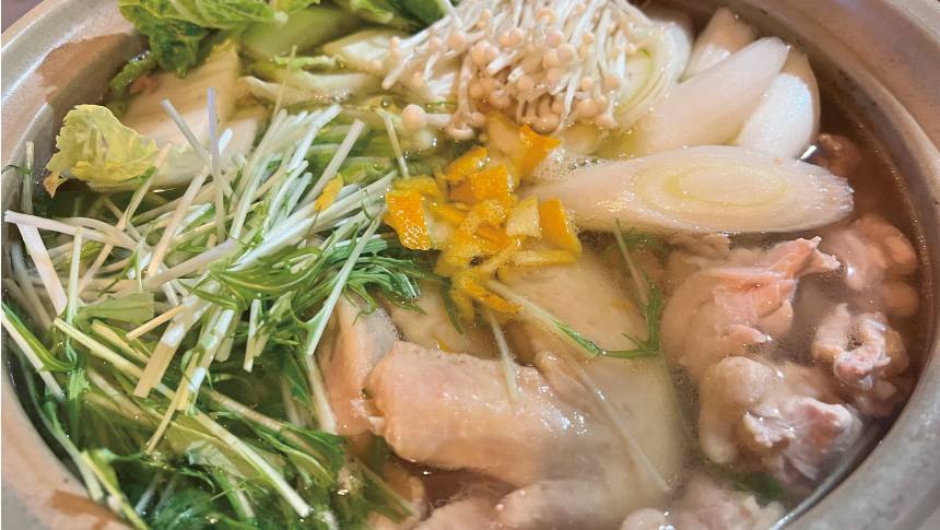 地元食材をふんだんに使ったあたたかい鍋料理のお取り寄プランもあります。新鮮な野菜と鶏肉、柚子の香りが広がり、寒い季節に体も心も温まります。｜長野県の黒姫高原にある犬と泊まれる宿｜森の中の戸建ロッジでペットと過ごす休日を｜ラボランドくろひめ