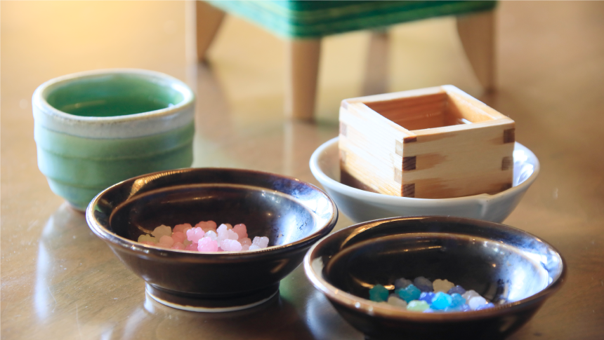 色とりどりの金平糖と香り高い日本茶。可愛らしい和菓子をつまみながら、ほっと一息つける癒しの時間。｜犬と泊まれる北海道の宿｜源泉至近の温泉が自慢｜ゆとりろ洞爺湖