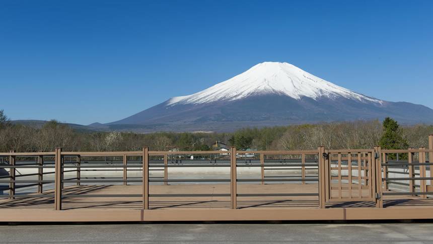 わんわんパラダイス プレミア山中湖の屋上ウッドデッキから望む雄大な富士山の絶景