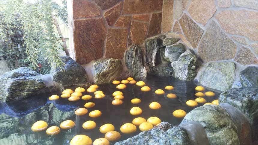 あにまる御殿の露天風呂。柚子が浮かぶ湯船で心も体もリラックスできる