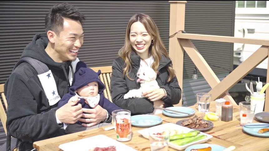 Solana鴨川のウッドデッキで愛犬と過ごす家族の笑顔。ペットと泊まれる幸せなひととき