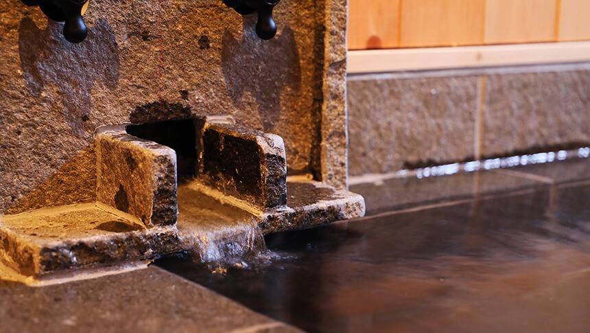 木の温もりを感じる洗面台と大きな窓から光が差し込む黒御影石の温泉が楽しめる｜犬と泊まれる静岡県の宿｜徳川の奥座敷 久能宿